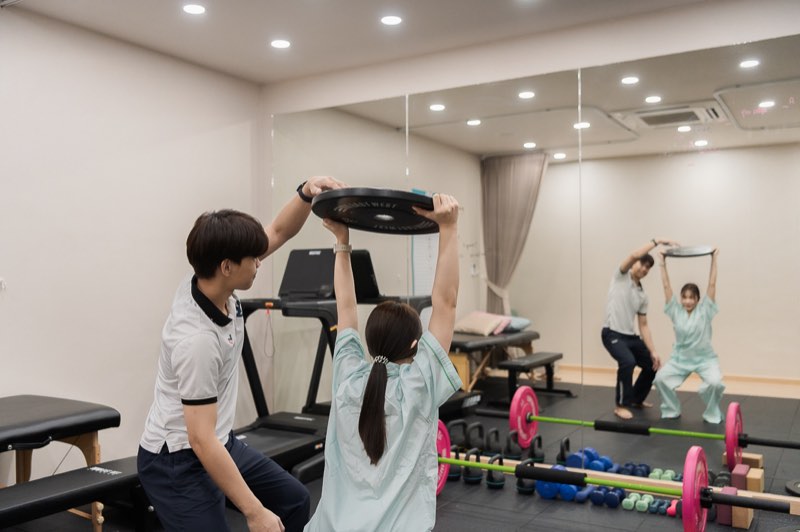 นักกายภาพบำบัดดูแลการออกกำลังกายเพื่อฟื้นฟู สาขาในโครงการ City Link