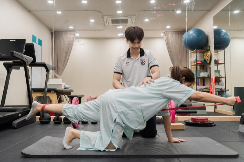 ฝึกออกกำลังกายเพื่อฟื้นฟูร่างกายในห้องออกกำลังกายของอภิญญาคลินิก โคราช