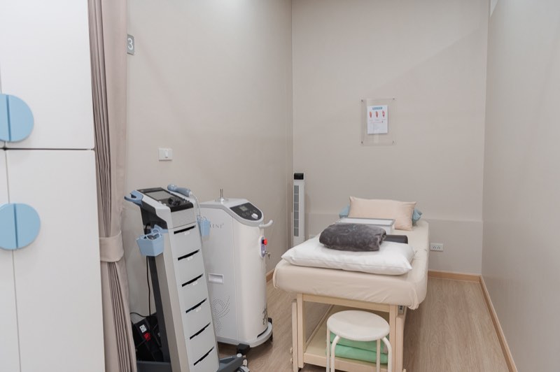 ห้องรักษาเป็นสัดส่วนสำหรับโปรแกรมนวดคลายกล้ามเนื้อ ที่อภิญญาคลินิก โคราช